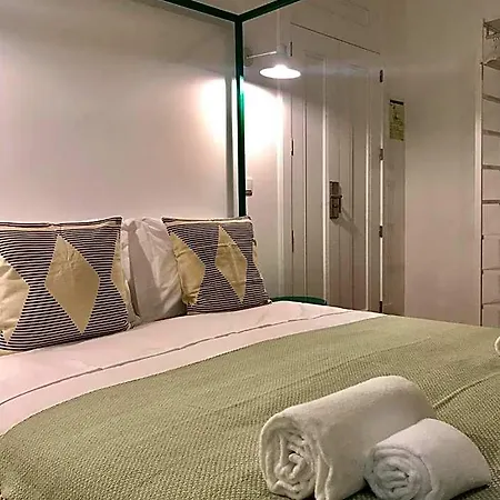 Alameda Exclusive House מלון